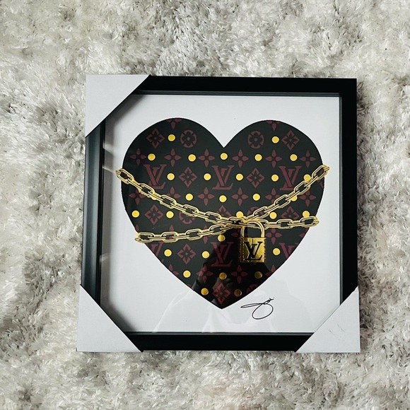 Louis Vuitton Heart Illustration with Gold Chain Design - Picture 1 of 2